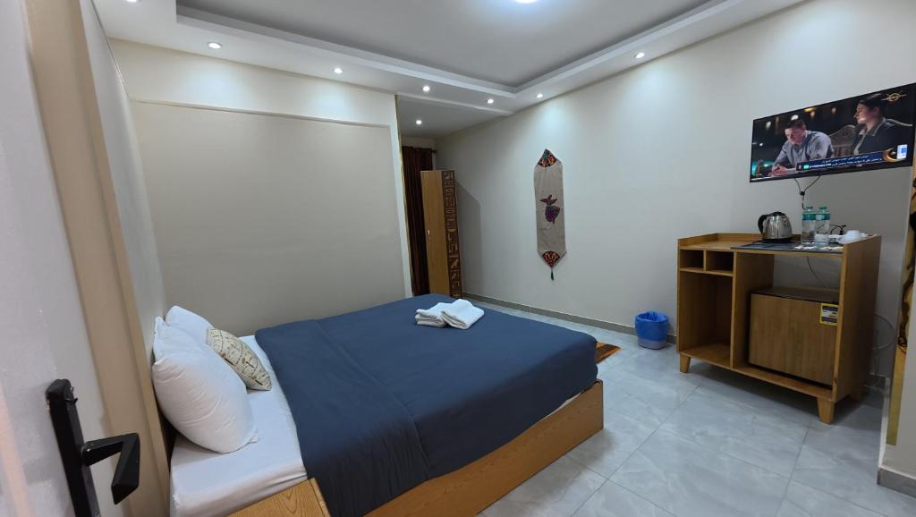 Single room with private bathroom, warm lamplight and a pyramid view